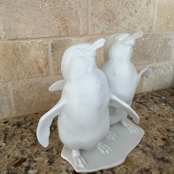 AK Kaiser (Germany) white bisque porcelain pair of penguins. - Picture 2 of 5